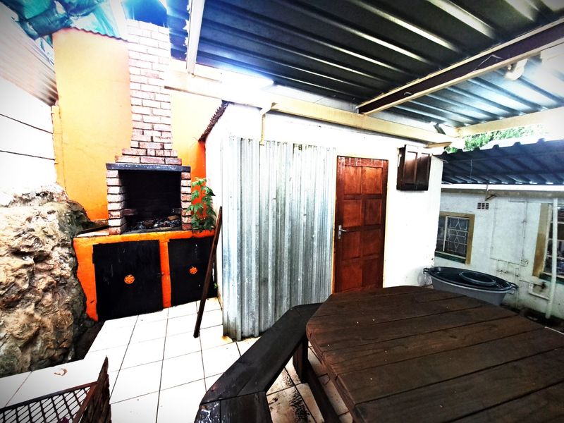 Compact 2 Bedroom home - Photo 2