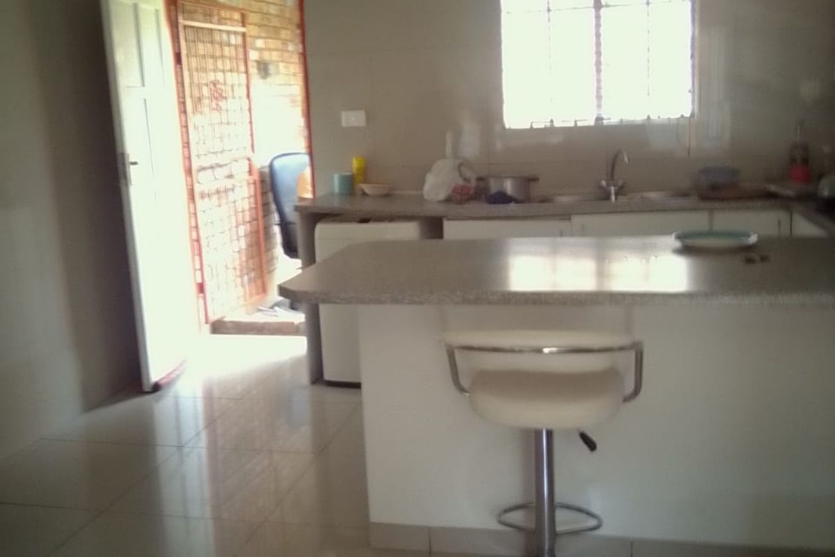 Cozy Home with Essential Amenities - Photo 5