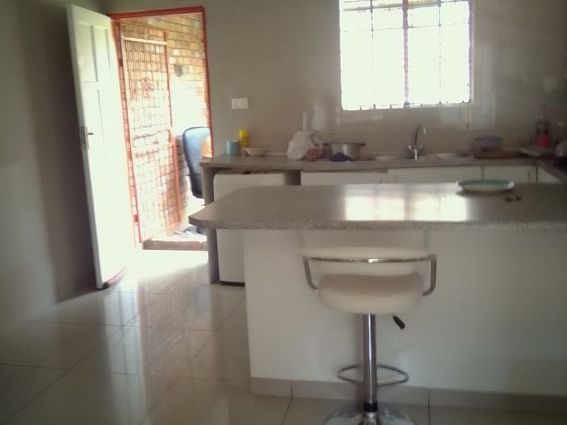 Cozy Home with Essential Amenities - Photo 5