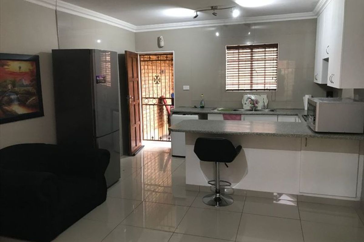 Cozy Home with Essential Amenities - Photo 4