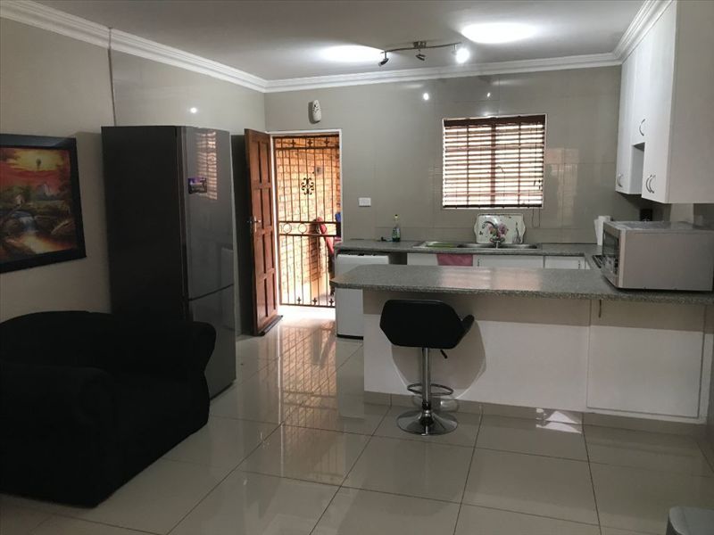 Cozy Home with Essential Amenities - Photo 4