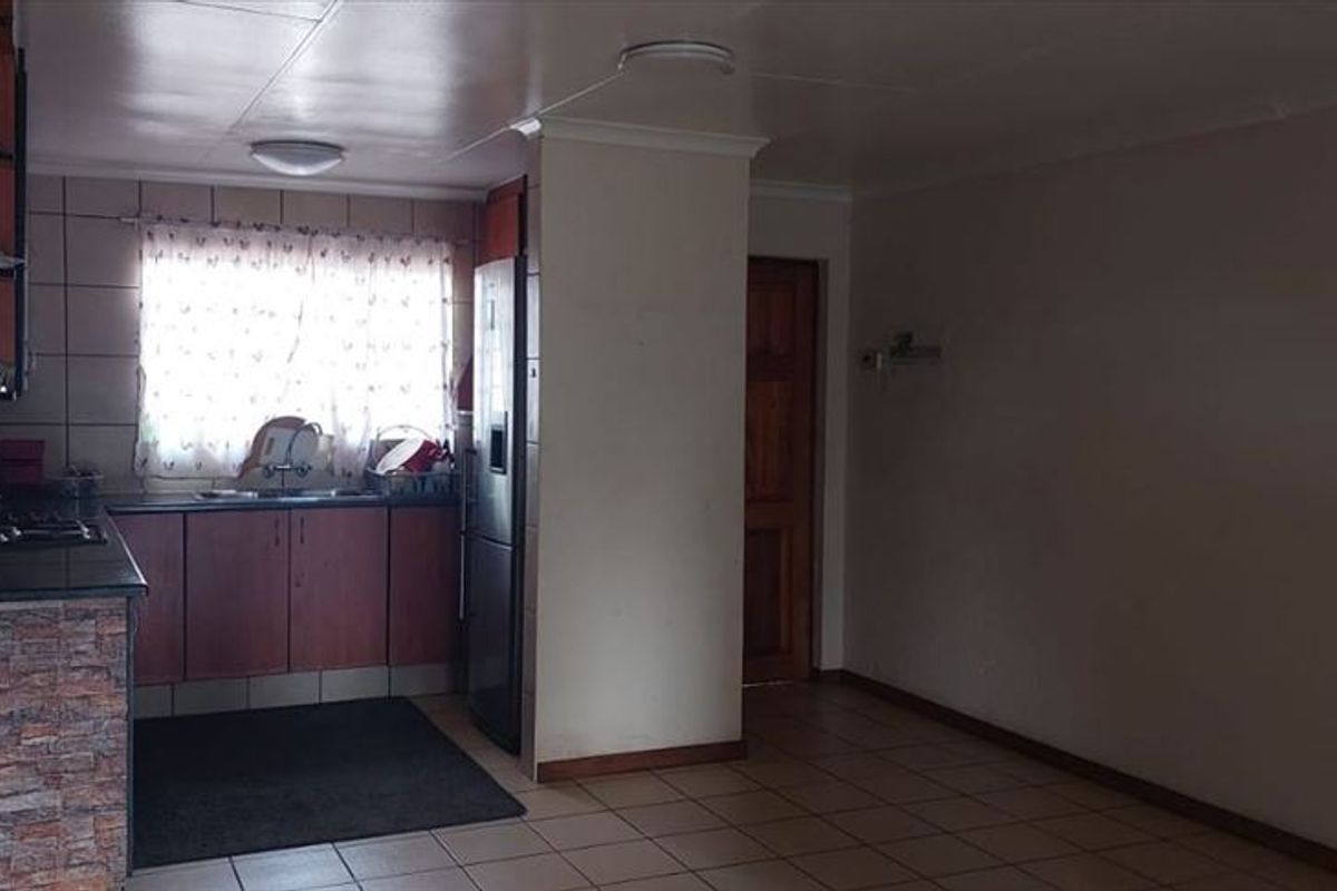 Spacious Three-Bedroom Home with Double Garage - Photo 2