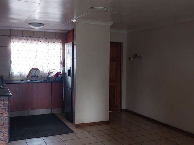 Spacious Three-Bedroom Home with Double Garage - Photo 2