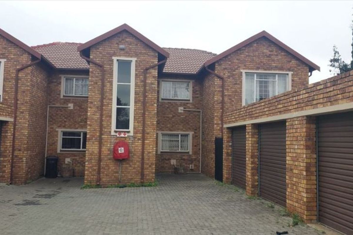 Spacious Three-Bedroom Home with Double Garage - Photo 3