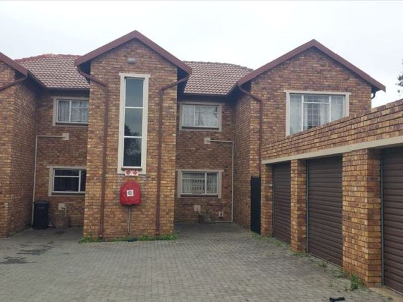 Spacious Three-Bedroom Home with Double Garage - Photo 3