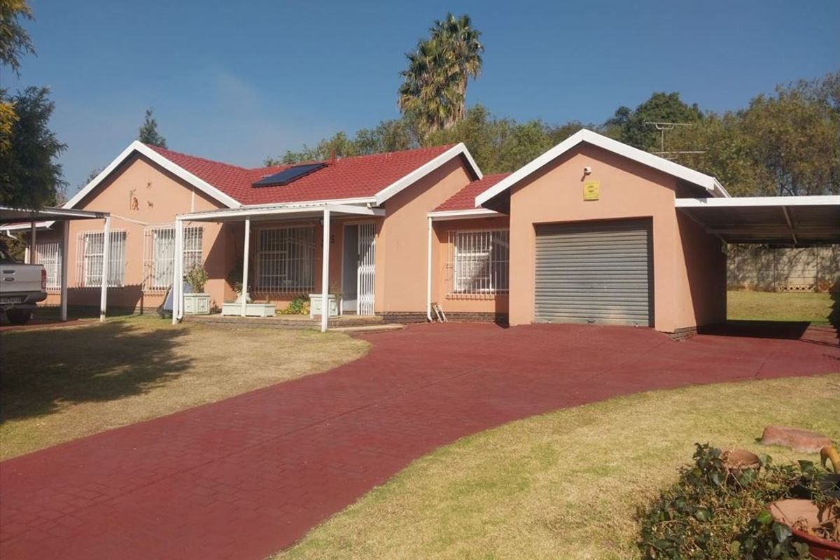 Comfortable Three-Bedroom Home with Ample Parking - Photo 3