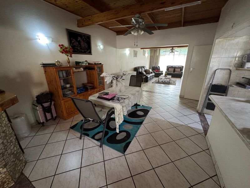 Spacious Family Retreat with Modern Comforts - Photo 3