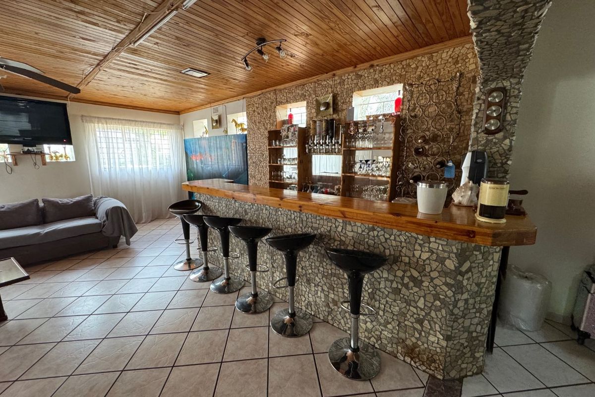 Spacious Family Retreat with Modern Comforts - Photo 4