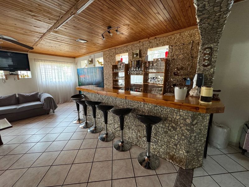 Spacious Family Retreat with Modern Comforts - Photo 4