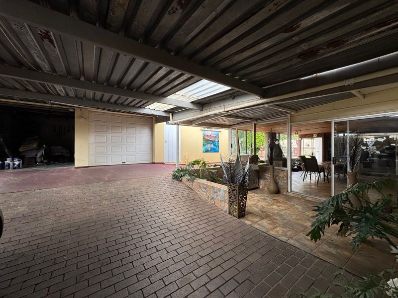 Spacious Family Retreat with Modern Comforts - Photo 9