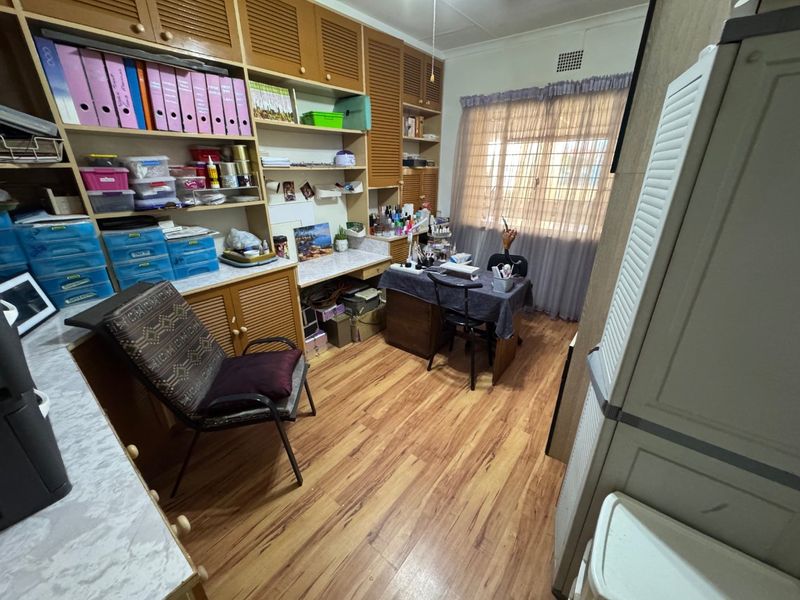 Spacious Family Retreat with Modern Comforts - Photo 10