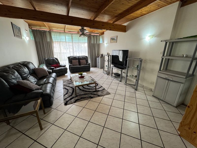 Spacious Family Retreat with Modern Comforts - Photo 8