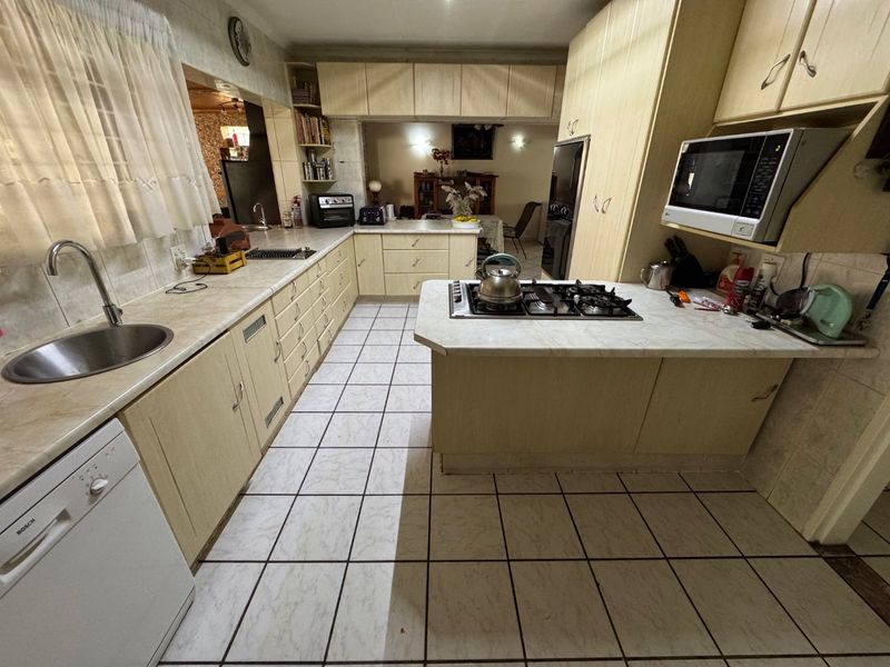 Spacious Family Retreat with Modern Comforts - Photo 7