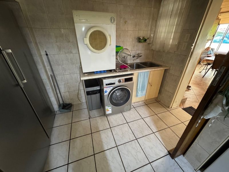 Spacious Family Retreat with Modern Comforts - Photo 6