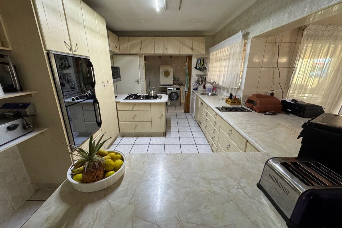 Spacious Family Retreat with Modern Comforts - Photo 5