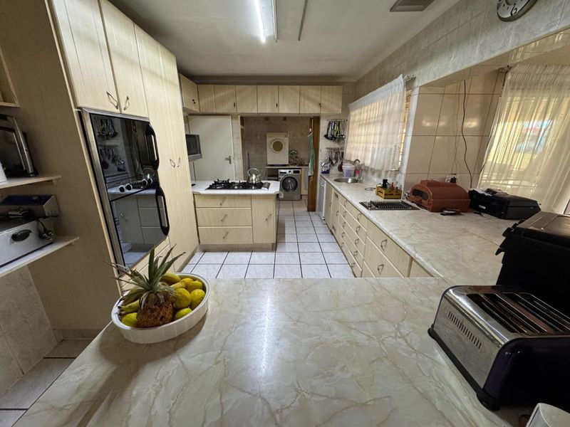 Spacious Family Retreat with Modern Comforts - Photo 5