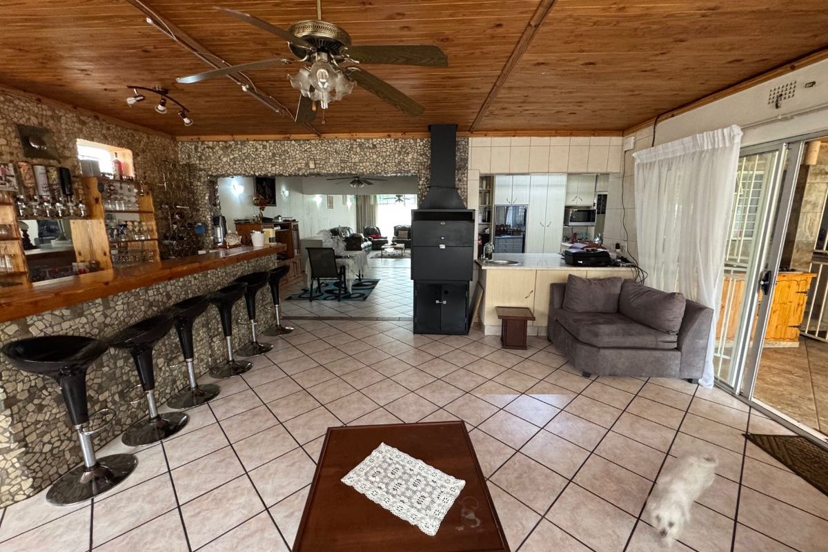 Spacious Family Retreat with Modern Comforts - Photo 2