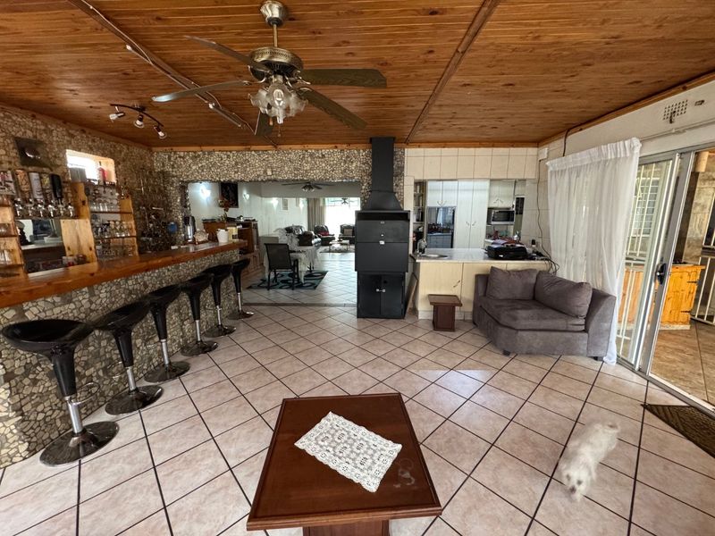 Spacious Family Retreat with Modern Comforts - Photo 2