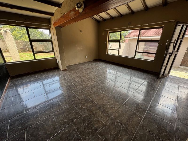 Cozy Three-Bedroom Home with Practical Features - Photo 2