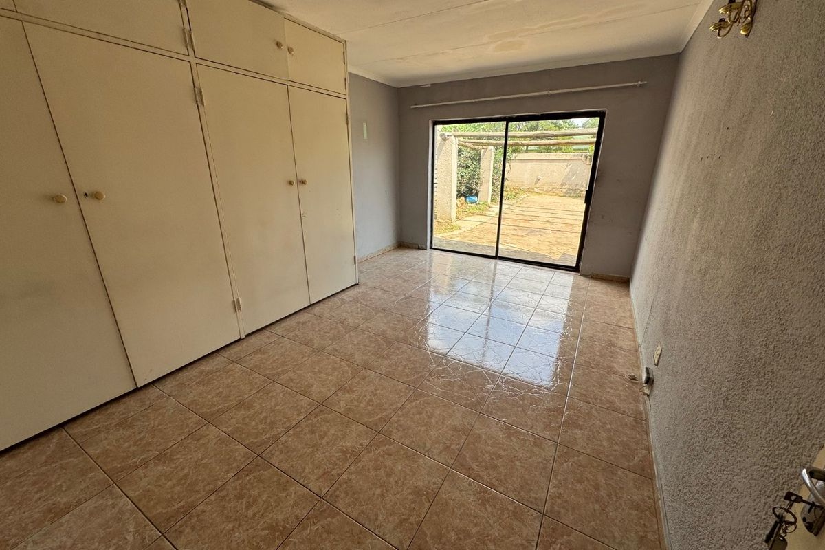 Cozy Three-Bedroom Home with Practical Features - Photo 5