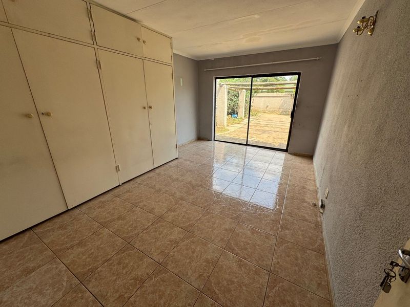 Cozy Three-Bedroom Home with Practical Features - Photo 5