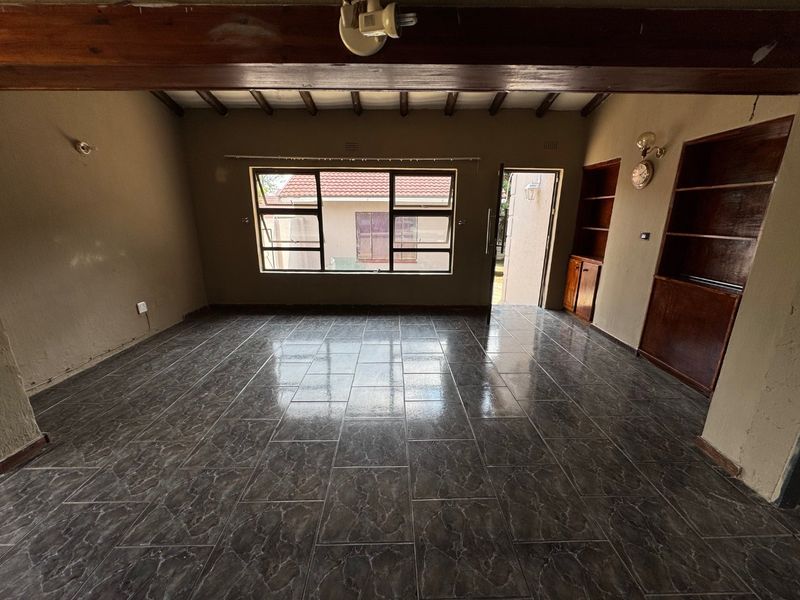 Cozy Three-Bedroom Home with Practical Features - Photo 3