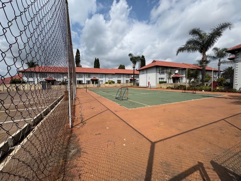 Charming Two-Bedroom Home with Pool - Photo 9