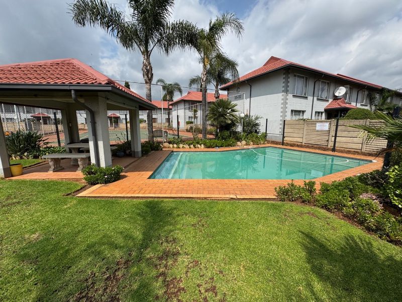 Charming Two-Bedroom Home with Pool - Photo 8