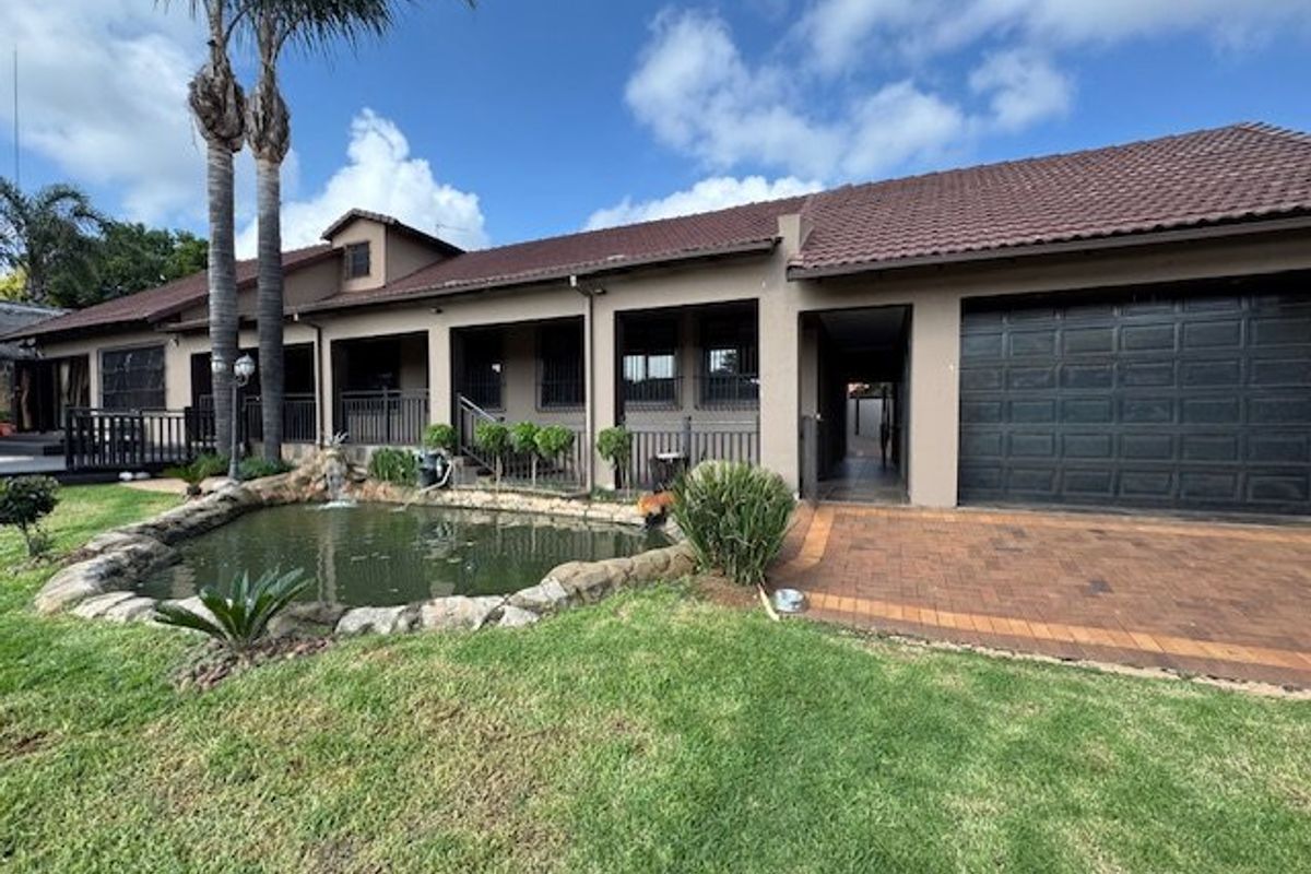 Luxurious Seven-Bedroom Home with Extensive Features - Photo 3