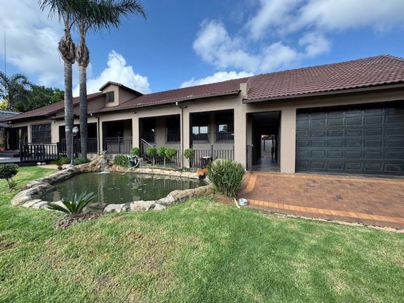 Luxurious Seven-Bedroom Home with Extensive Features - Photo 3