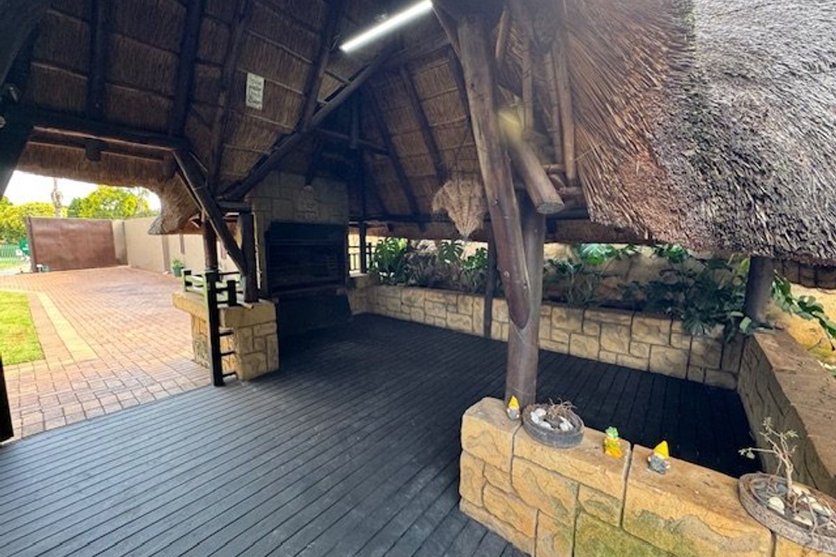 Luxurious Seven-Bedroom Home with Extensive Features - Photo 5