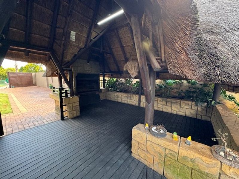 Luxurious Seven-Bedroom Home with Extensive Features - Photo 5