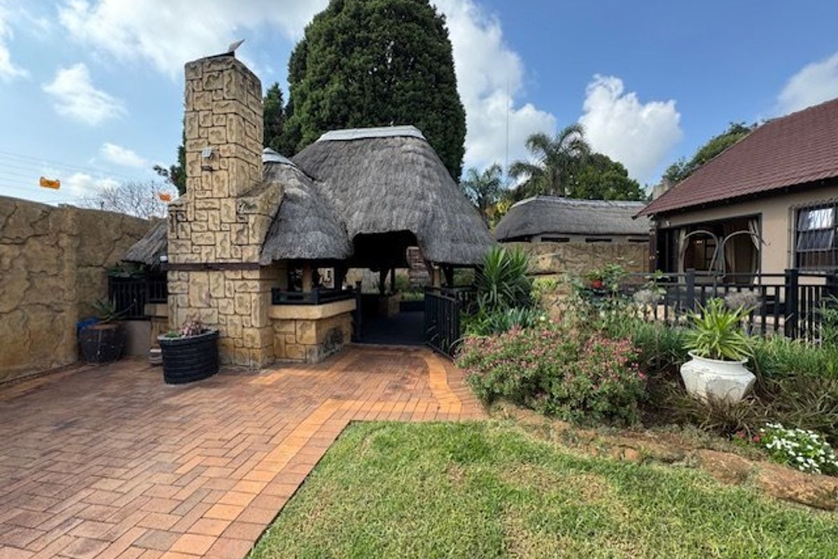 Luxurious Seven-Bedroom Home with Extensive Features - Photo 4