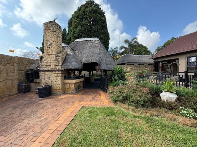 Luxurious Seven-Bedroom Home with Extensive Features - Photo 4