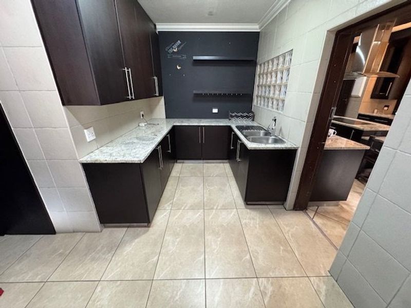 Luxurious Seven-Bedroom Home with Extensive Features - Photo 10