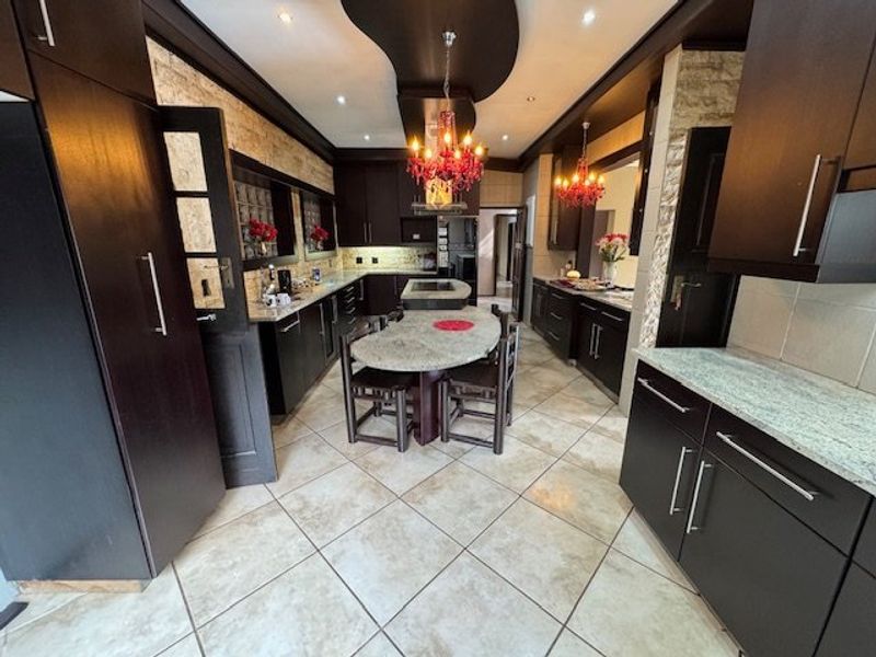 Luxurious Seven-Bedroom Home with Extensive Features - Photo 9