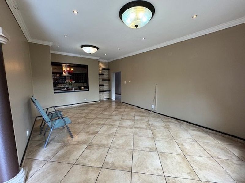 Luxurious Seven-Bedroom Home with Extensive Features - Photo 8