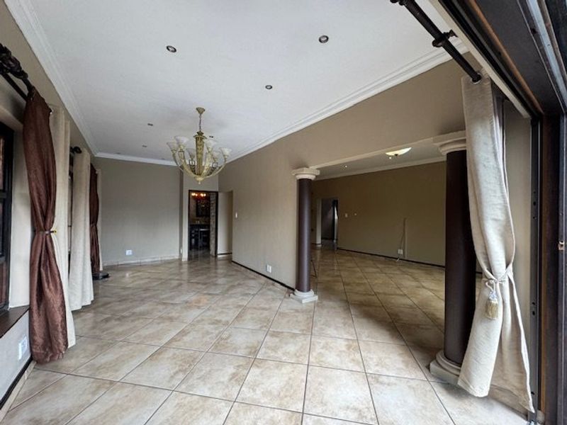 Luxurious Seven-Bedroom Home with Extensive Features - Photo 7