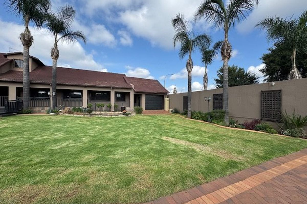 Luxurious Seven-Bedroom Home with Extensive Features - Photo 2