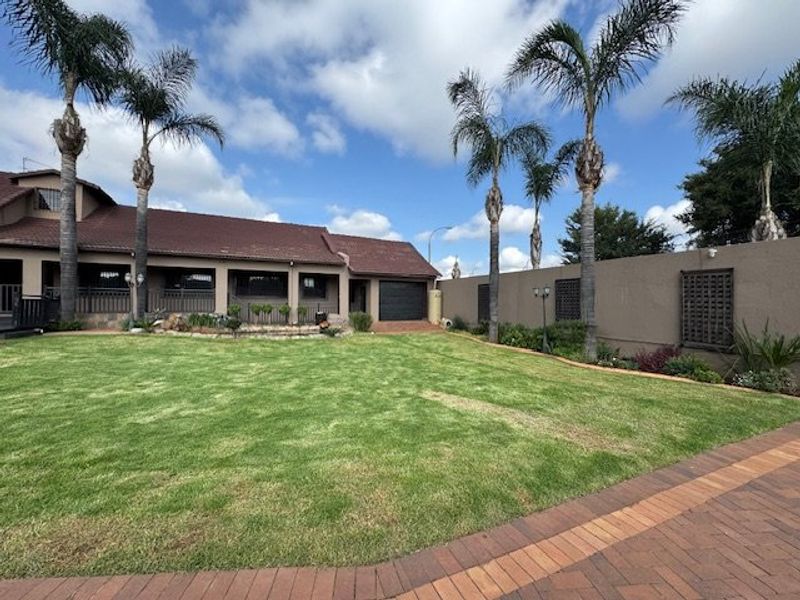 Luxurious Seven-Bedroom Home with Extensive Features - Photo 2