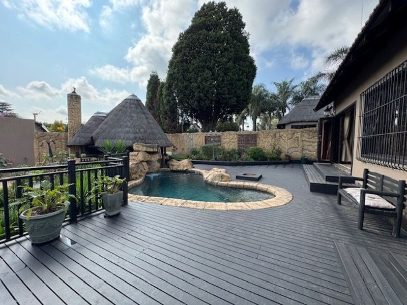 Luxurious Seven-Bedroom Home with Extensive Features - Photo 6