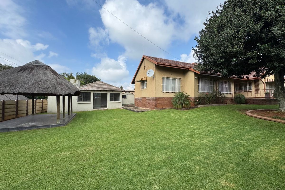 Comfortable Four-Bedroom Home with Ample Storage - Photo 4