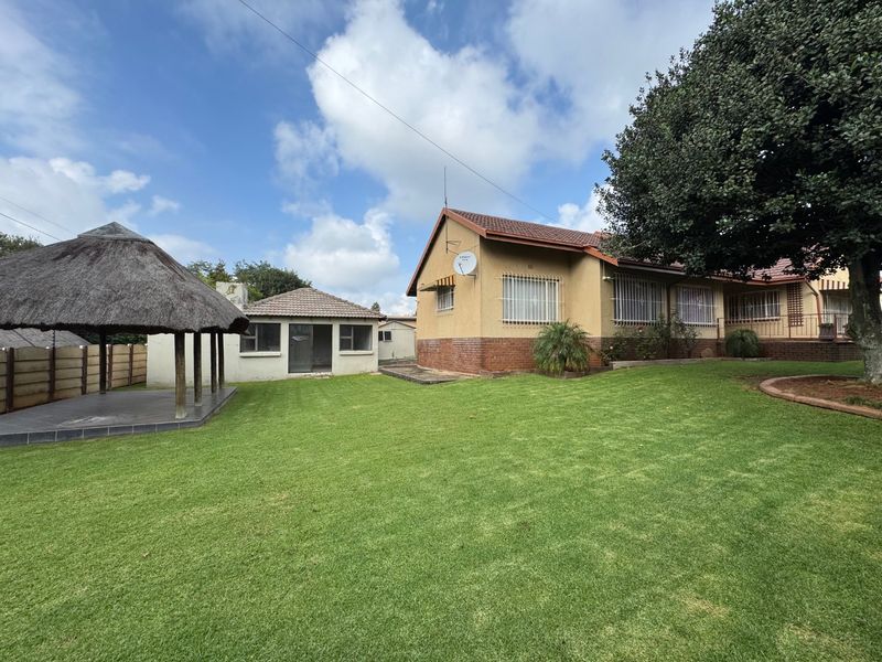 Comfortable Four-Bedroom Home with Ample Storage - Photo 4