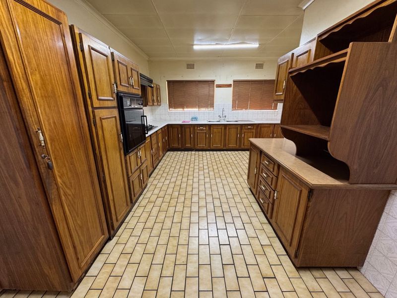 Comfortable Four-Bedroom Home with Ample Storage - Photo 10