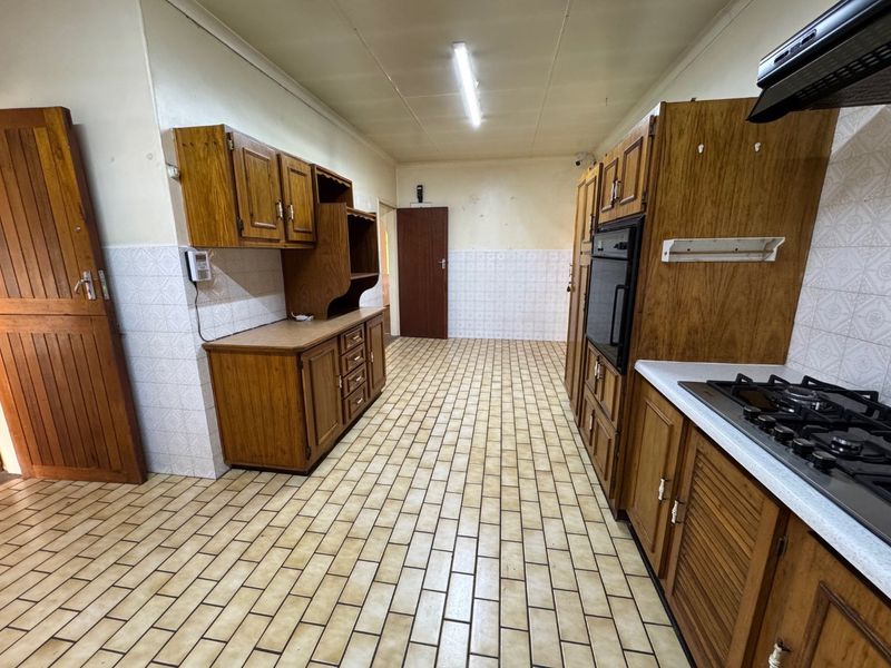 Comfortable Four-Bedroom Home with Ample Storage - Photo 9