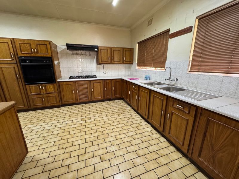 Comfortable Four-Bedroom Home with Ample Storage - Photo 8