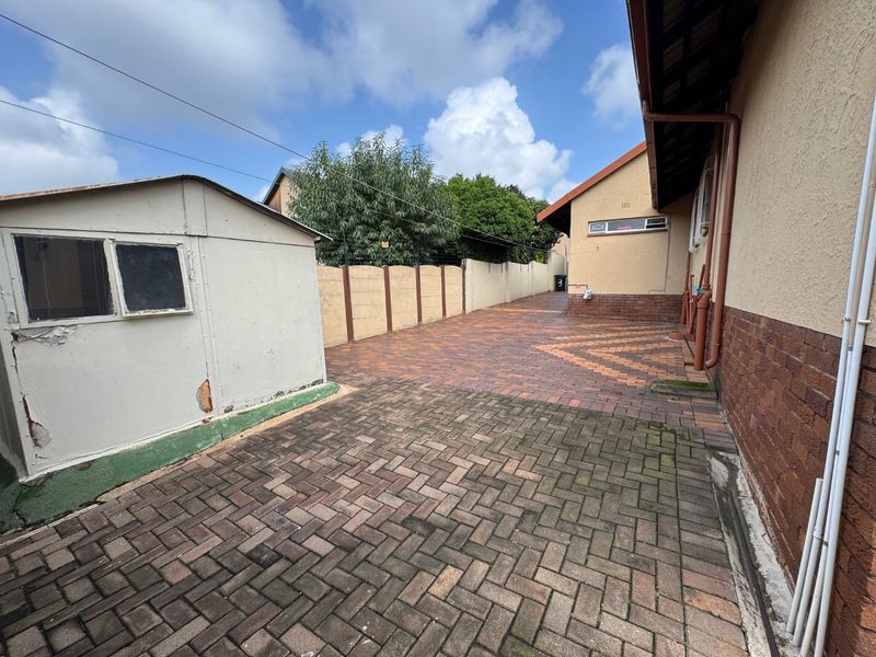 Comfortable Four-Bedroom Home with Ample Storage - Photo 6