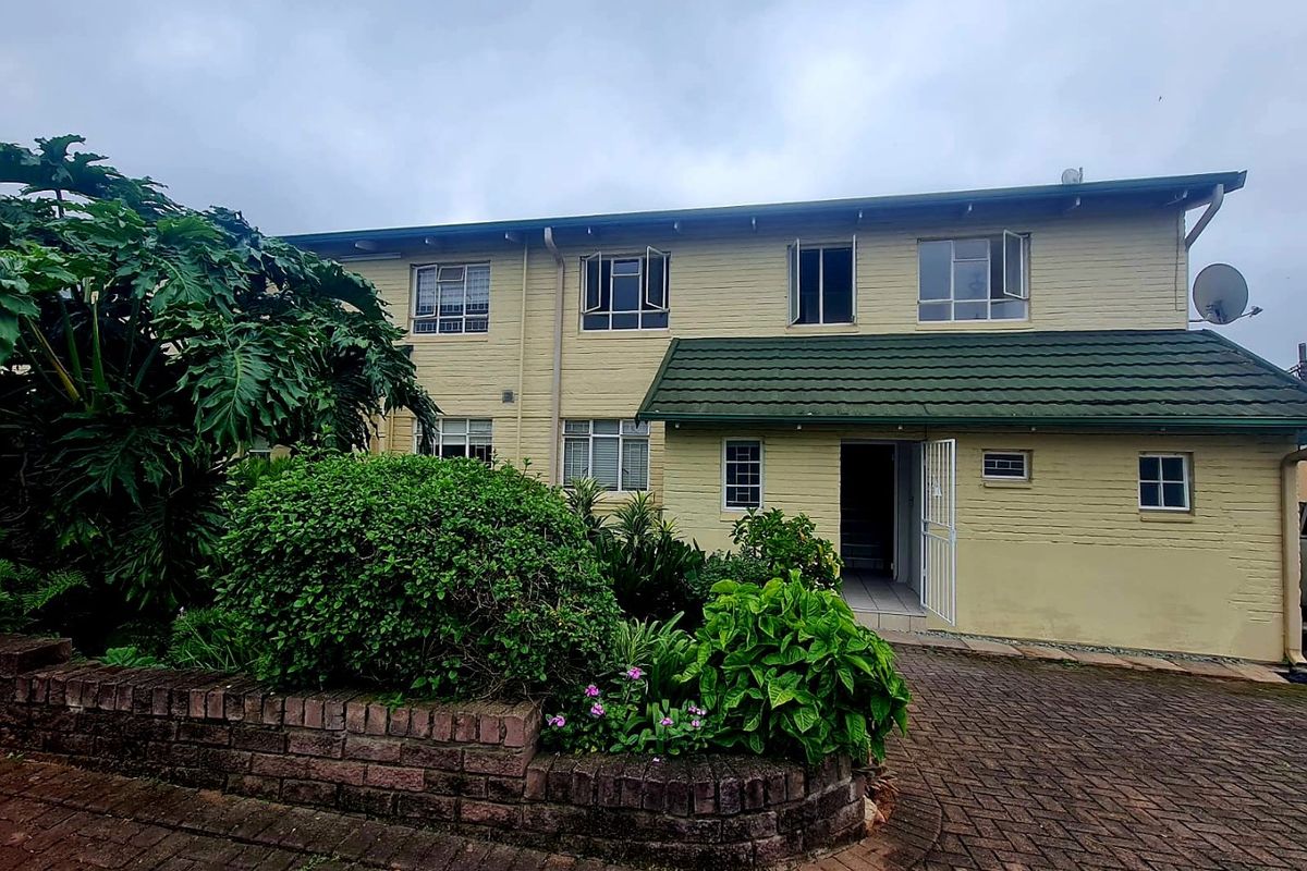 Centrally Located, Newly Renovated, 3 Bedrooms unit - Photo 2