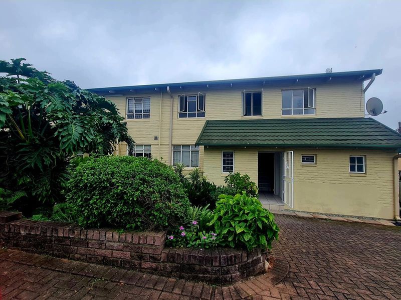 Centrally Located, Newly Renovated, 3 Bedrooms unit - Photo 2