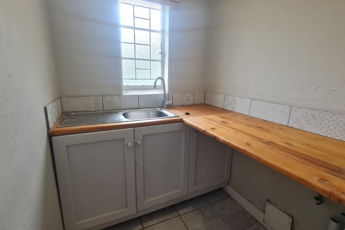 Centrally Located, Newly Renovated, 3 Bedrooms unit - Photo 4